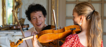 Daniel Dodds mit Schuelerin